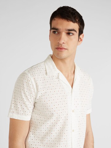 Coupe regular Chemise Lindbergh en blanc