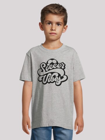 T-Shirt 'Soccer Vibes Typography Sporty Graphic' F4NT4STIC en gris : devant
