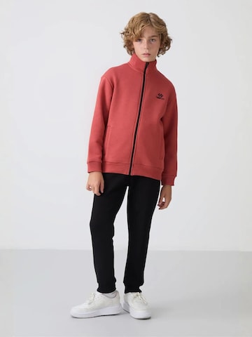 Tommy Life Trainingspak 'TOMMY Kinder Active Set' in Rood: voorkant