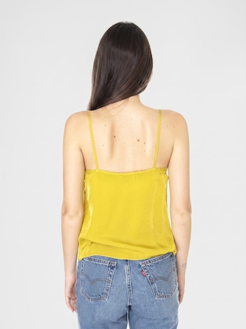 Top 'W' Canotta Oilva 311SD45091 Green Tanktop' di Alessia Santi in giallo