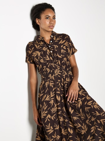 Apricot Textured Leaf Shirt Midi Dress ' ' in Braun