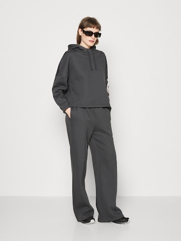ALPHA INDUSTRIES - Pierna ancha Pantalón en gris