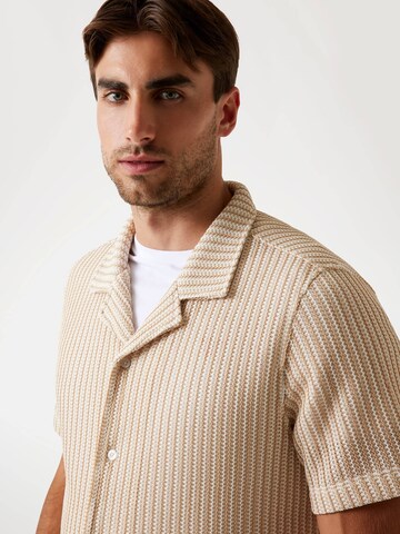 GUESS Regular fit Button Up Shirt in Beige