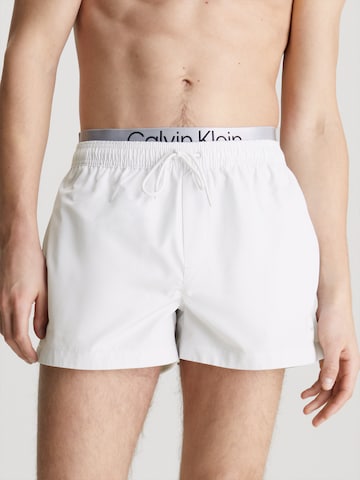 Calvin Klein Swimwear Badeshorts in Weiß: predná strana