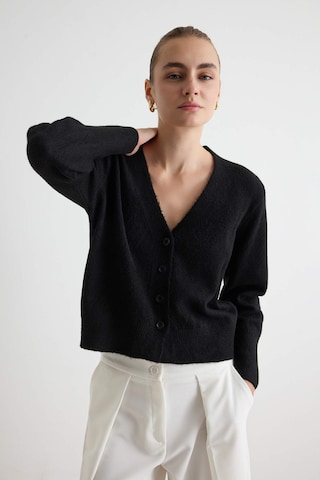 Trendyol Strickjacke mit Schal in Schwarz