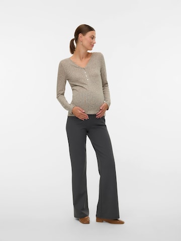 Flared Pantaloni di MAMALICIOUS in grigio