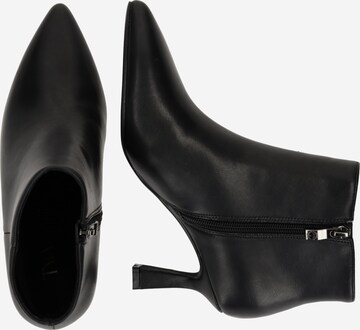 Ankle boots di TATA Italia in nero