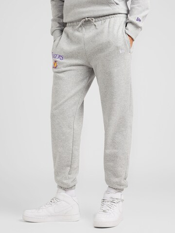 Tapered Pantaloni 'NBA ESSENTLS LOSLAK' de la NEW ERA pe gri: față