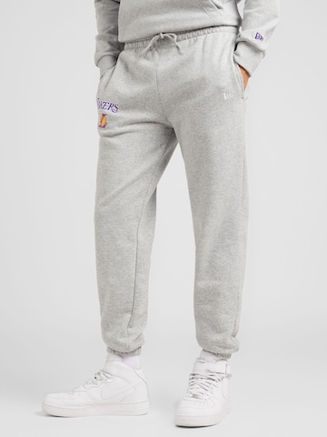 NEW ERA Tapered Broek 'NBA ESSENTLS LOSLAK' in Grijs: voorkant