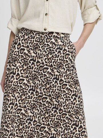 Gonna 'BYMfalakka' di b.young in beige