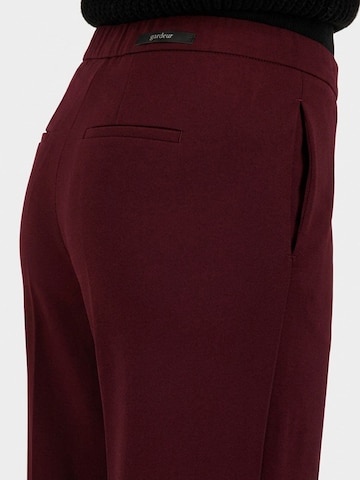 Gardeur Loose fit Trousers with creases 'Franca800' in Red