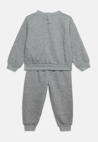 Survêtement Nike Sportswear en gris : derrière