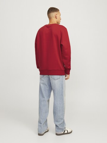 Sweat-shirt 'JJXMAS JOLLY' JACK & JONES en rouge