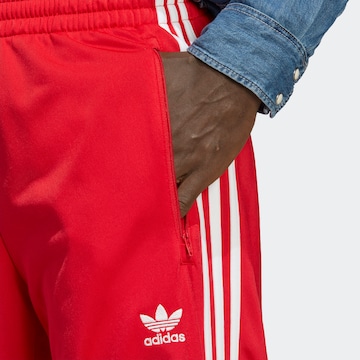 ADIDAS ORIGINALS - Regular Calças 'Adicolor Classics Firebird' em vermelho