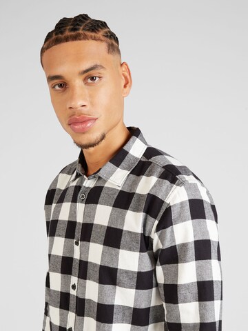 QS - Regular Fit Camisa em preto