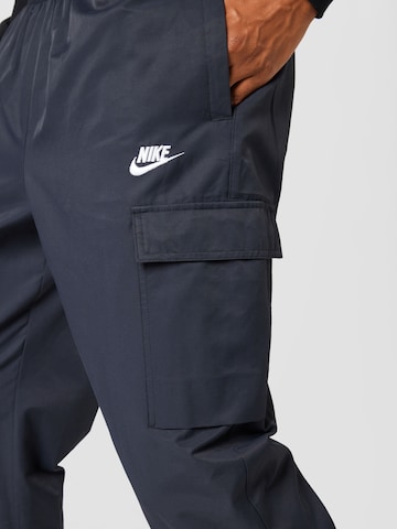 Effilé Pantalon cargo 'REPEAT' Nike Sportswear en noir