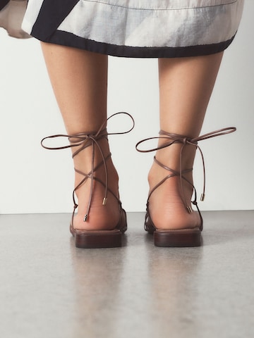 Next Riemensandale in Grau