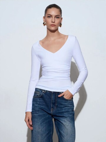 Dilvin Blouse in White: front