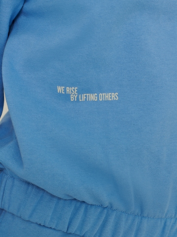 Sweat-shirt 'Sonja' ABOUT YOU x Sofia Tsakiridou en bleu