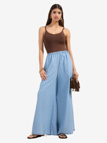 Wide leg Jeans di Friends Like These in blu: frontale