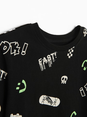 Pijamale de la Cool Club pe negru