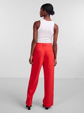 Loosefit Pantalon à plis 'TUCKA' Y.A.S en rouge