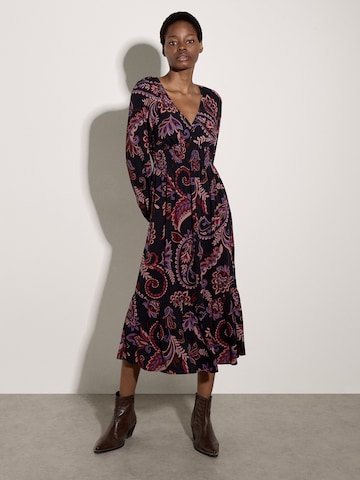Apricot Jurk ' Wadenlanges Kleid mit Blumen ' in Lila: voorkant