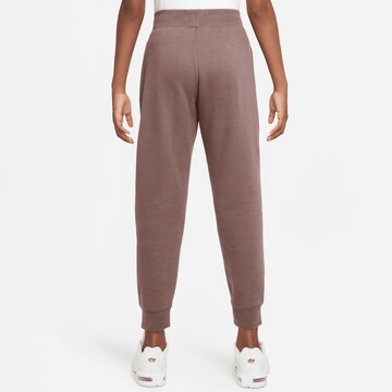 Nike Sportswear Tapered Hose 'Club' in Braun