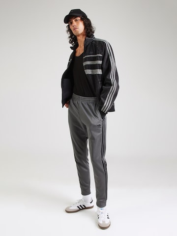 ADIDAS ORIGINALS Tapered Broek 'Adicolor Classics Sst' in Grijs