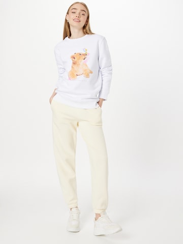 EINSTEIN & NEWTON Collegepaita 'Klara Geist' värissä valkoinen