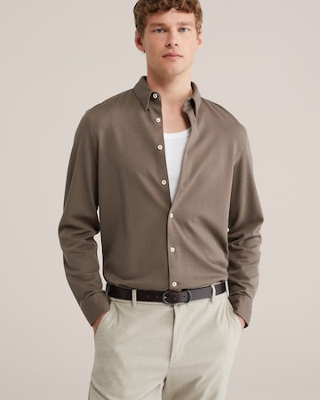 WE Fashion - Regular Fit Camisa em castanho: frente