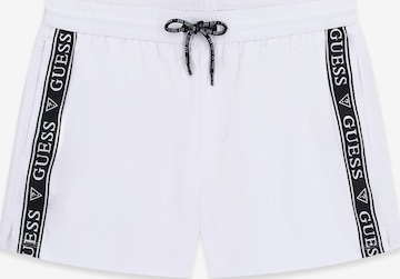 GUESS Badeshorts in Weiß: Vorderseite