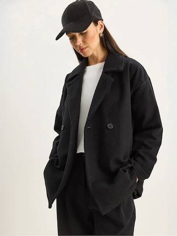 Cappotto di mezza stagione di Bianco Lucci in nero: frontale