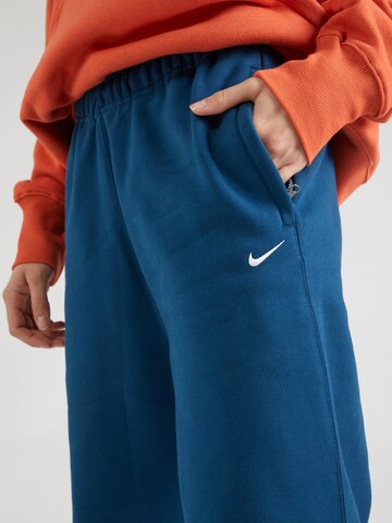 zils Nike Sportswear Pakapēniski sašaurināts piegriezums Bikses 'Lab'