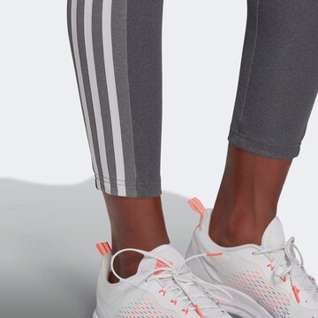 ADIDAS SPORTSWEAR - Skinny Calças de desporto 'Designed To Move High-Rise 3-Stripes' em cinzento