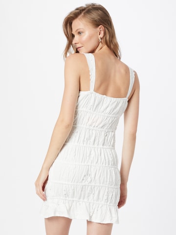 Rochie de vară de la Missguided pe alb