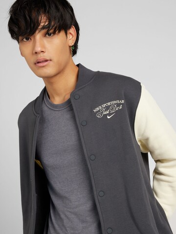 Veste mi-saison 'VARSITY' Nike Sportswear en gris