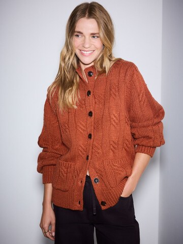 Next Cardigan i rød: forside