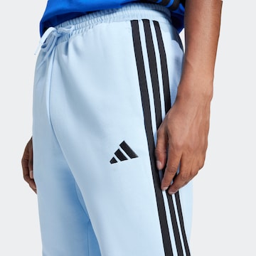 mėlyna ADIDAS SPORTSWEAR Siaurėjantis Sportinės kelnės 'Essentials'