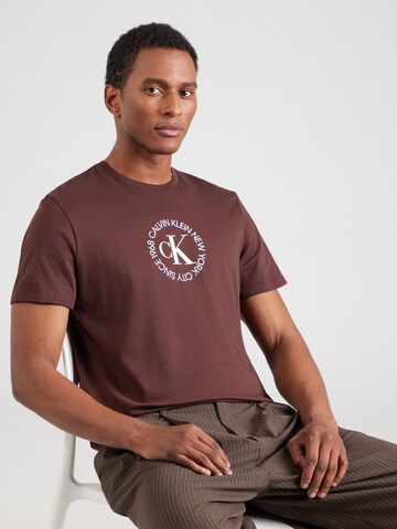 T-Shirt Calvin Klein Jeans en marron : devant