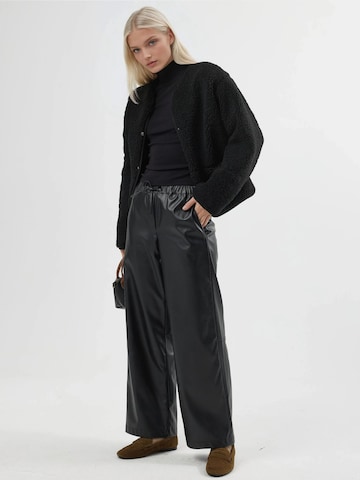 Busem - Regular Calças em preto