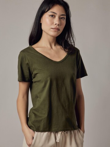 Maglietta 'T-Shirt Scollo Profondo' di OWN Off With Nature in verde: frontale