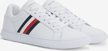 balts TOMMY HILFIGER Zemie brīvā laika apavi 'Corporate'