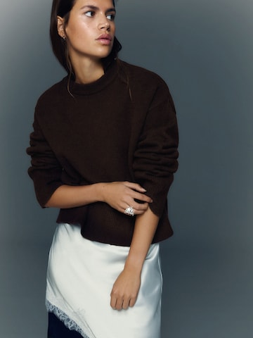 Bershka Пуловер в кафяво