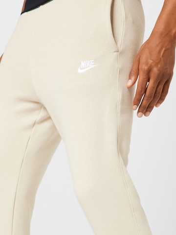 Effilé Pantalon 'Club Fleece' Nike Sportswear en beige