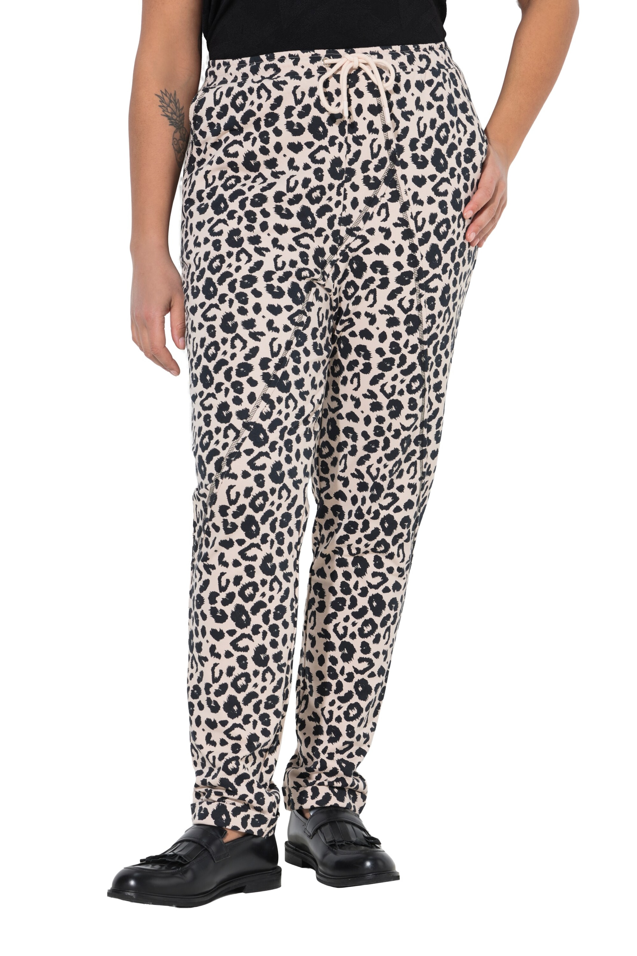 Angel of Style Regular Trousers in Beige: front