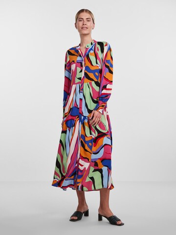 Robe-chemise 'Alira' YAS en mélange de couleurs : devant
