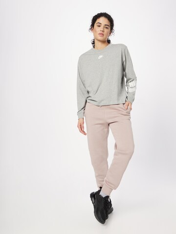 Nike Sportswear Tapered Broek in Roze