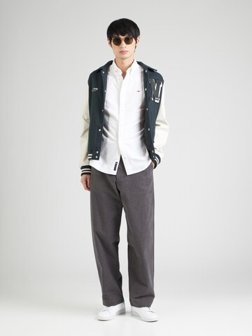 Tommy Jeans Средняя посадка Рубашка в Белый