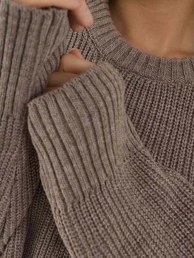 Hiccup Pull-over oversize en marron, Vue avec produit